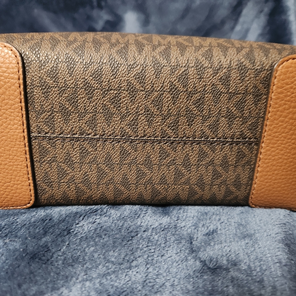 MICHAEL KORS, Mercer Messenger Purse, NEW - Picture 16 of 16